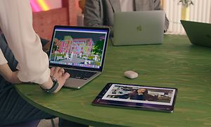 Grønt bord med MacBooks, iPads og Airpods