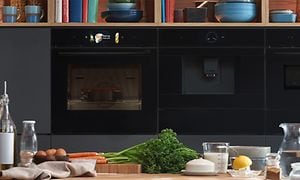 Integrated Bosch accent line oven with PefectBake sensor baking a cake