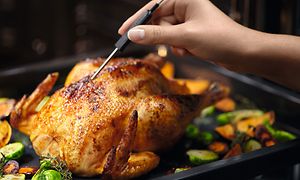 Kylling direkte fra Electrolux-ovnen måles med Food Sensor-termometer