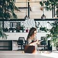 Kvinde der arbejder på et kontor omgivet af planter