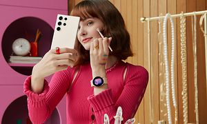 Galaxy S23 Ultra 5G i hånden på kvinde, som lægger makeup