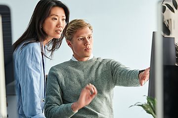 B2B - Den moderne arbejdsplads - to kollegaer foran en pc på et kontor