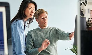 B2B - Den moderne arbejdsplads - to kollegaer foran en pc på et kontor