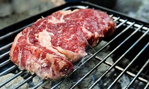 Råt kød på en grill