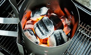 Glødende kul på en grill