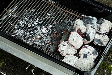 Glødende kul på en grill