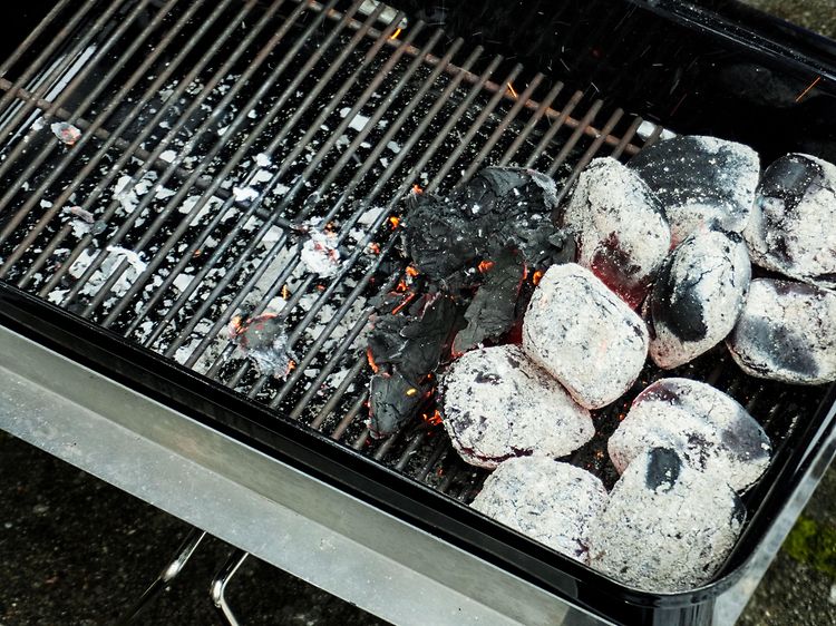 Glødende kul på en grill