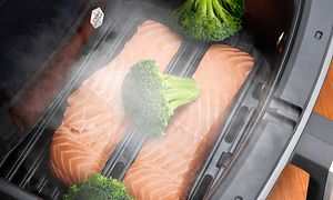 SDA - Household - OBH Nordica EasyFry i færd med at dampe laks