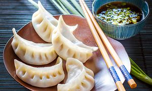 SDA - Household - dumplings på tallerken med tilbehør og spisepinde