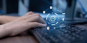 Person der skriver på et tastatur med VPN skrevet over
