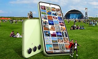 Illustration af unge mennesker på en festival og en Galaxy A54 5G med dets billedbibliotek
