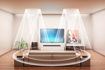 Soundbar under et TV i en stue med retninger af lyd illustreret i hvid