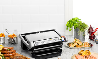 OBH Nordica klapgrill på et bord omgivet af mad