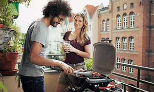 Par der står og griller ude på en altan
