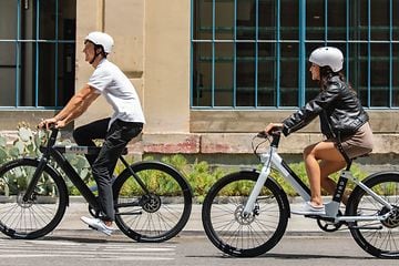 To mennesker på elcykler