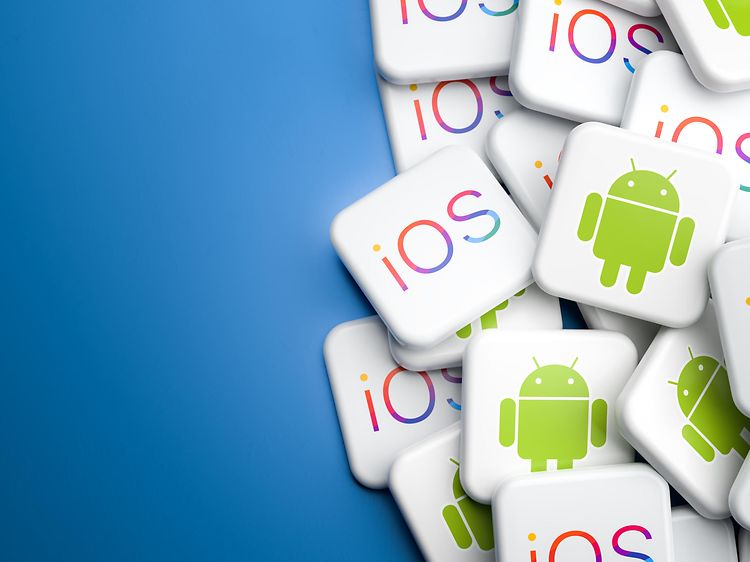 Android og iOS-logoer på en blå baggrund