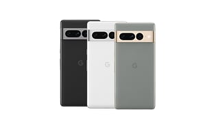 Bagsiden af tre forskelligfarvede Google Pixel smartphones