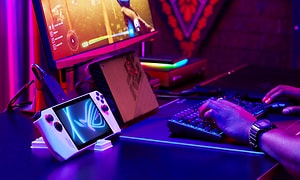 Asus ROG håndholdt gaming-computer som står midt i et RGB gaming setup