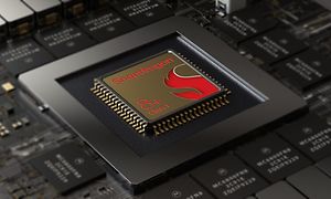 Billede af en snapdragon-processor på et sort motherboard