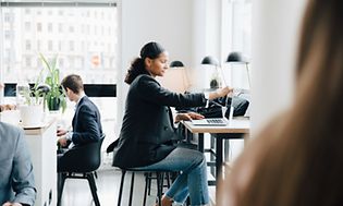 B2B - Kvinde der sidder på et kontor med sin laptop