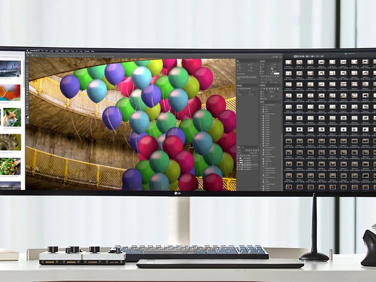 En UltraWide ekstra bred skärm med färglada bilder i fotoprogram