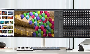 En UltraWide ekstra bred skärm med färglada bilder i fotoprogram