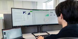 Person der sidder foran en skærm på et kontor