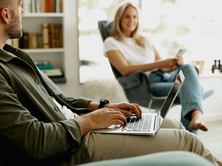 Person der sidder med en laptop på skødet