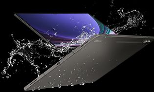 To forskellige Samsung S9 tablets med vandstænk på sort baggrund