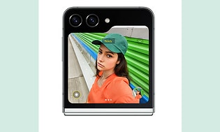 Samsung Galaxy Z Flip5 med billede af en kvinde som bruger front-kameraet til at tage selfie med