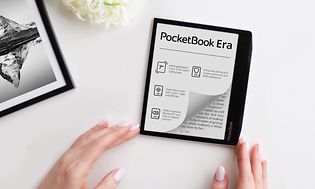 Flere forskellige PocketBooks ved siden af hinanden, med hænder omkring den ene
