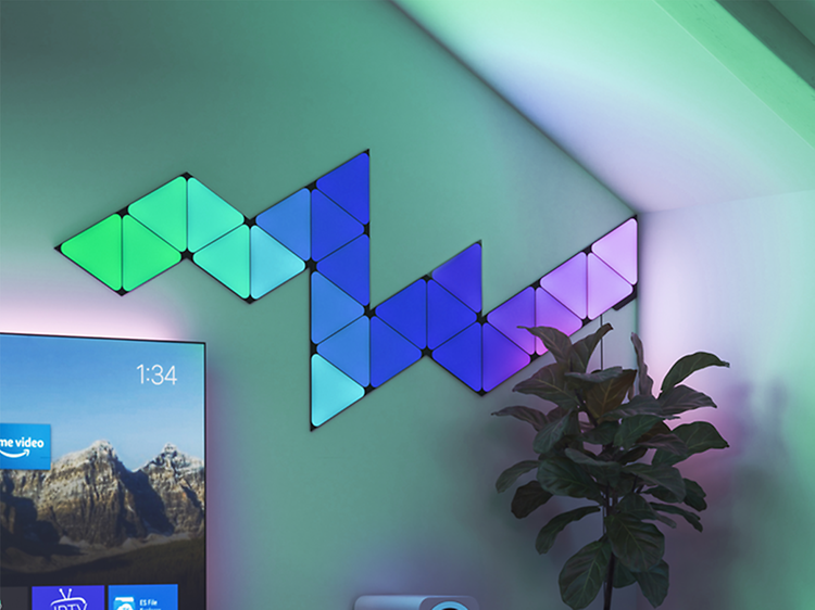 Nanoleaf Black Triangles smart light paneler i en stue