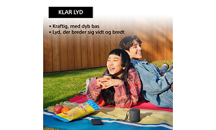 Mennesker der sidder i en have og hører musik fra deres Sony-højttaler