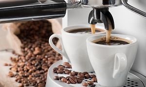 Espressomaskine med to kopper kaffe