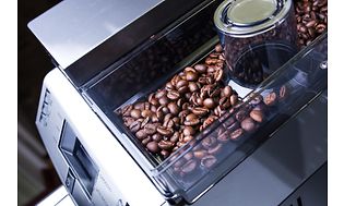 Kaffebønner i en kaffemaskine