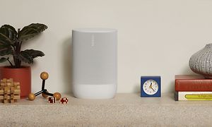 Sonos Move 2 på en hylde ved siden af andre genstande