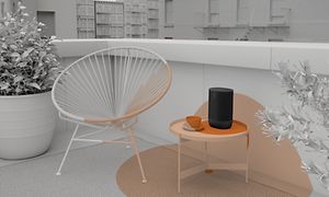 Sonos Move 2, som hele tiden tilpasser lyden til sine omgivelser, stående på et bord i en stue