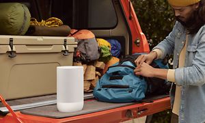 Mand der er på tur og har sin Sonos-højtaler med i baggagerummet