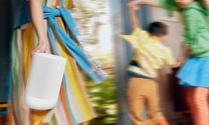 Billede af en Sonos move og børn der danser i baggrunden