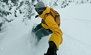 Mand på snowboard med GoPro HERO12 Black