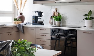 Kaffemaskine på et køkkenbord
