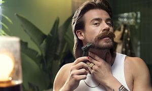 En mand, der barberer sit skæg med Philips OneBlade Pro 360