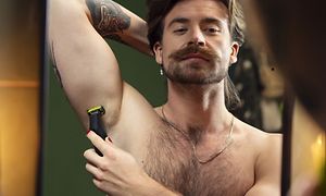 Mand barberer sine armhuler med Philips OneBlade Pro 360