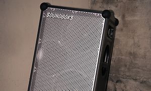 Soundboks 4 højttalersæt på en trækasse udendørs