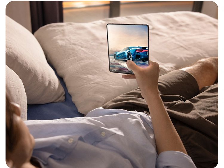 Mand ser en film på Samsung ZFold5 smartphone