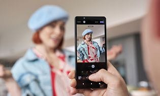 Smartphone: Sony Xperia 5 V bliver brugt til at tage et billede af en poserende kvinde