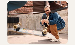 En mand der filmer et skateboard med sin Google Pixel 8 