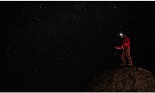 Pixel 8 Pro - Mand der står på en bjergtop i mørket