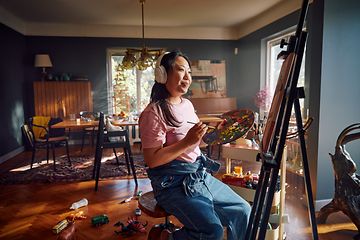 Kvinde i en stue maler et maleri