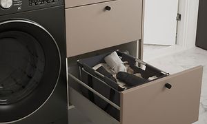 Køkken - Epoq - Grå vaskemaskine og diverse genstande i bryggers